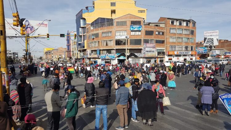 Varios puntos de El Alto amanecen con bloqueos de padres de familia