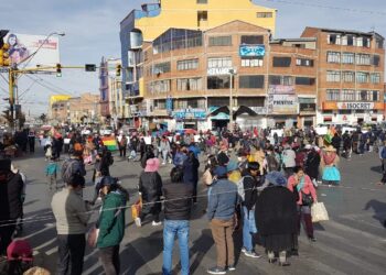 Padres de familia inician bloqueo de las ‘1.000 esquinas’ en El Alto exigiendo atención a Copa