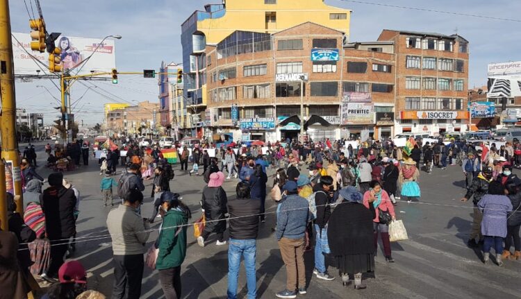 Padres de familia inician bloqueo de las ‘1.000 esquinas’ en El Alto exigiendo atención a Copa