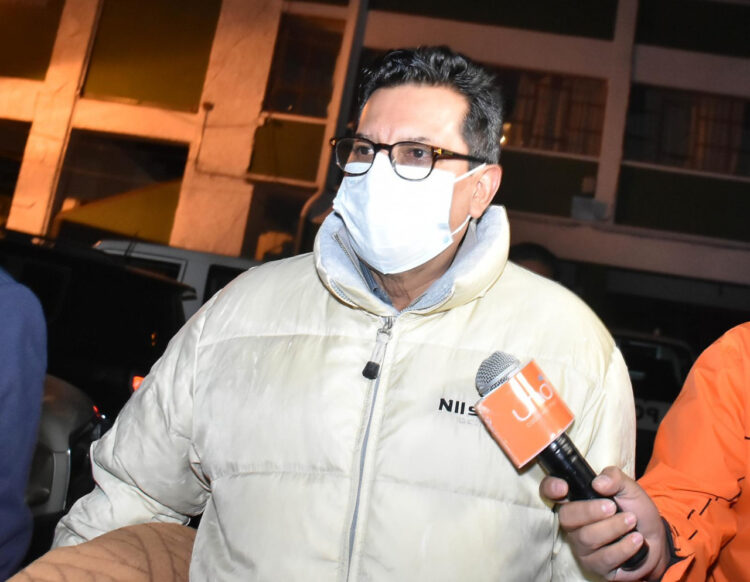 Max Mendoza y dos docentes son expulsados del sistema universitario