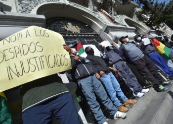 Exfuncionarios protestan en la Alcaldía de La Paz, se reporta 150 desvinculaciones