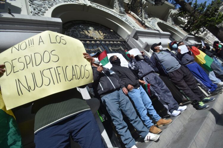 Exfuncionarios protestan en la Alcaldía de La Paz, se reporta 150 desvinculaciones
