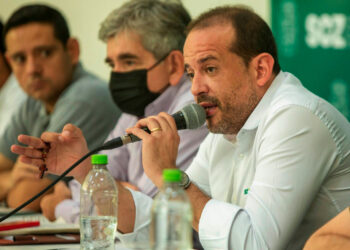 Camacho pide un informe a la Policía por ‘omisión’ del izado de los símbolos cruceños