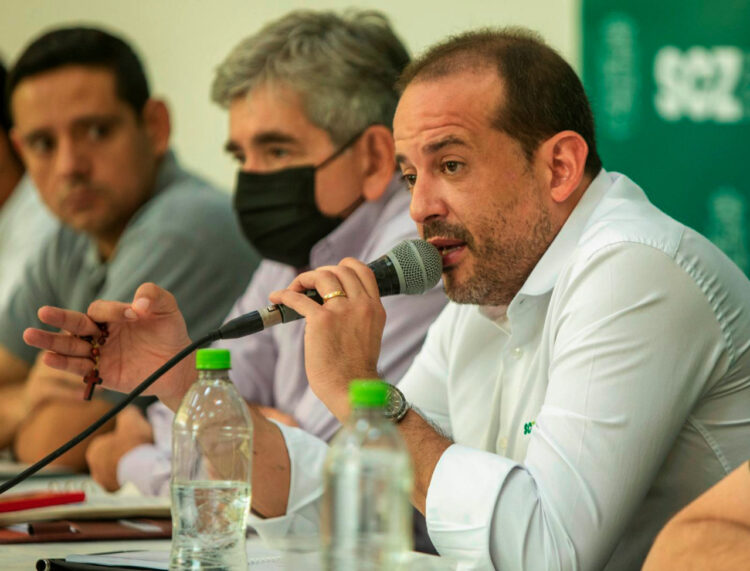 Camacho pide un informe a la Policía por ‘omisión’ del izado de los símbolos cruceños