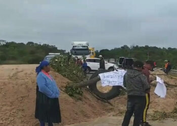 Nuevo bloqueo en santa Cruz: La Guardia corta la ruta a Camiri en demanda de obras