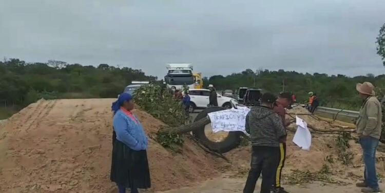 Nuevo bloqueo en santa Cruz: La Guardia corta la ruta a Camiri en demanda de obras