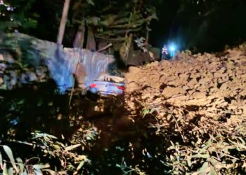 Deslizamiento sepulta dos autos en la avenida Libertadores de La Paz, rescatan a seis personas