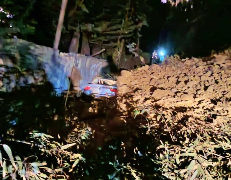 Deslizamiento sepulta dos autos en la avenida Libertadores de La Paz, rescatan a seis personas