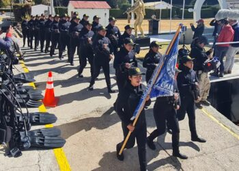 Veintiocho damas militares se gradúan de buceadoras en el Lago Titicaca