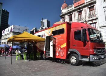 Vacunación contra el COVID-19 y la influenza se extiende hasta la noche en San Francisco