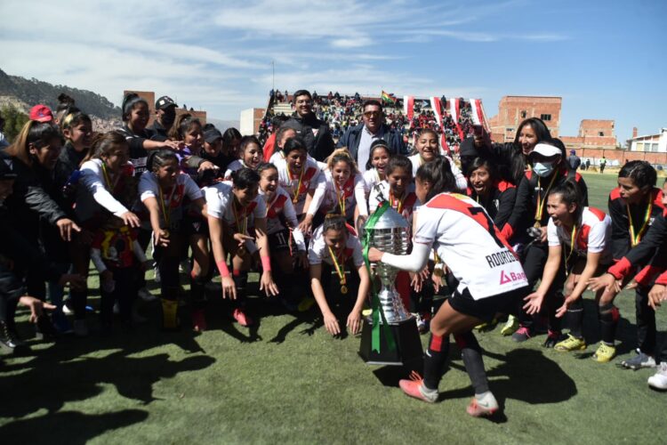 Las chicas de Always Ready se coronan campeonas en la primera A