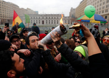Cientos de personas marchan en Chile por la regulación del cannabis