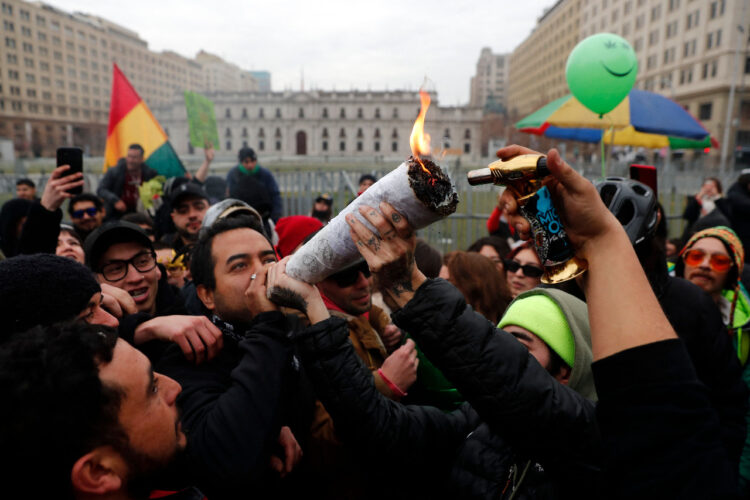 Cientos de personas marchan en Chile por la regulación del cannabis