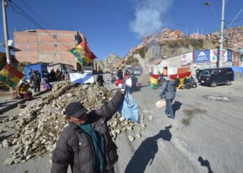 Vecinos de Cotahuma bloquean el ingreso al botadero de Alpacoma.