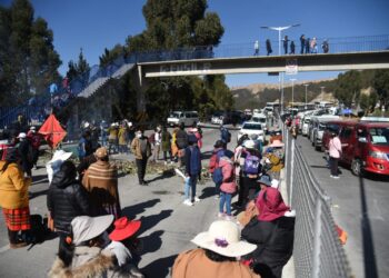 Bloqueo de padres de familia en la Autopista La Paz-El Alto.