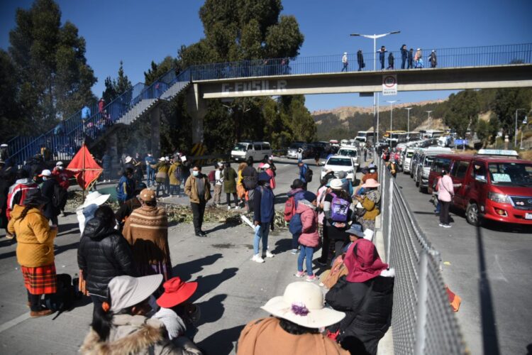 Bloqueo de padres de familia en la Autopista La Paz-El Alto.