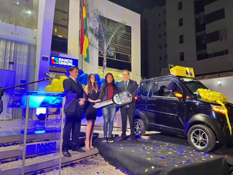 Banco Unión Y Western Union regalaron un vehículo eléctrico QUANTUM y dos motocicletas YADEA por la fidelidad de sus clientes