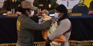 La Policía entrega al bebé Álex a la hermana de la madre. Foto: Archivo LR