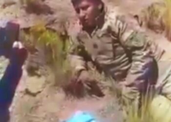 El militar en el momento de su captura por un poblador