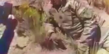 El militar en el momento de su captura por un poblador