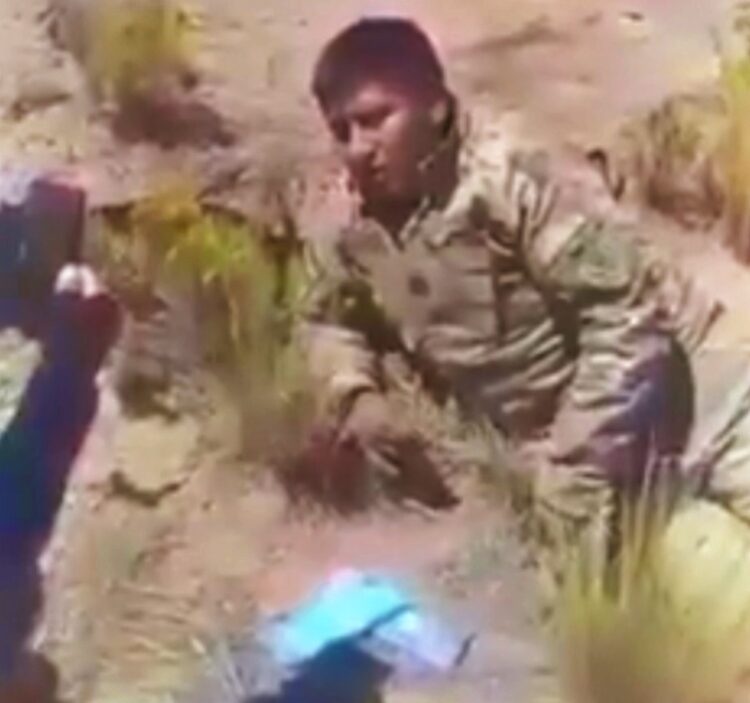El militar en el momento de su captura por un poblador