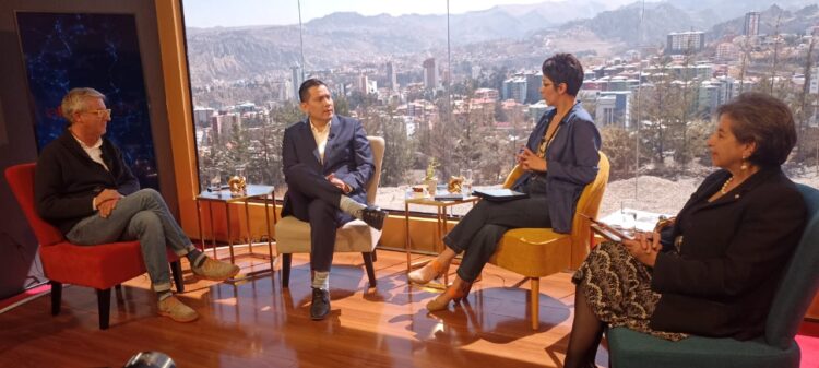 Periodistas consideran que existe crisis en medios que ‘no buscan la verdad’