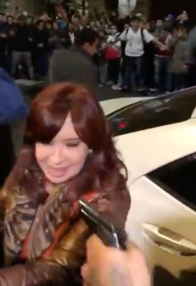 Momento del atentado contra la vida de Cristina Kirchner
