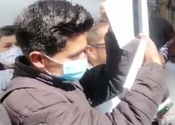 Uno de los integrantes muestra el celular que quieren regalar a Morales