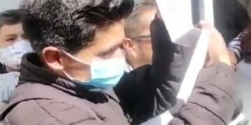 Uno de los integrantes muestra el celular que quieren regalar a Morales