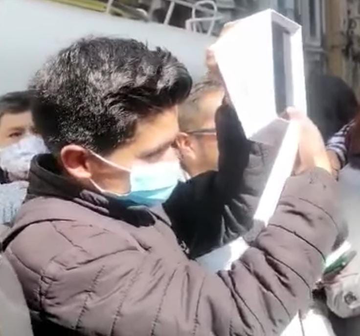 Uno de los integrantes muestra el celular que quieren regalar a Morales