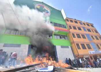 Los cocaleros de Freddy Machicado toman e incendian el mercado paralelo