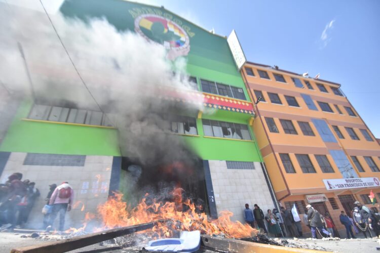 Los cocaleros de Freddy Machicado toman e incendian el mercado paralelo