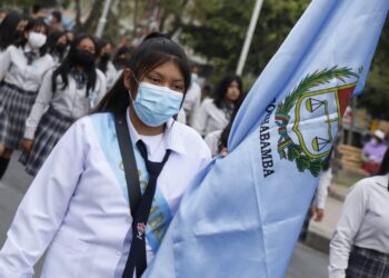 Desfiles, honores a sus héroes y obras marcan el inicio de los festejos en la Llajta