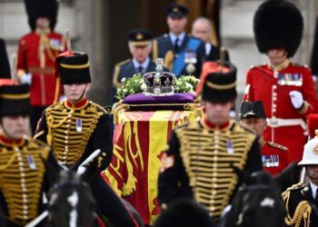 El féretro de Isabel II sale por última vez del Palacio de Buckingham