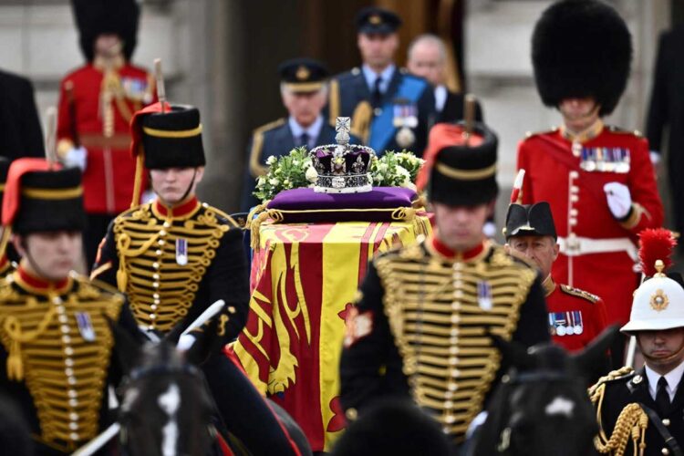 El féretro de Isabel II sale por última vez del Palacio de Buckingham