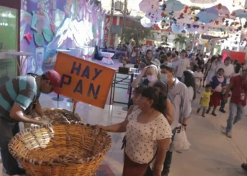 Ya no hay pan en la canasta y la fila es interminable para comprar pan en la Expocruz. Foto: AMUN
