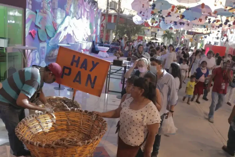 Ya no hay pan en la canasta y la fila es interminable para comprar pan en la Expocruz. Foto: AMUN