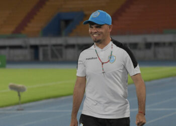 Insólito: Un entrenador renuncia y luego dirige al mismo equipo desde las graderías