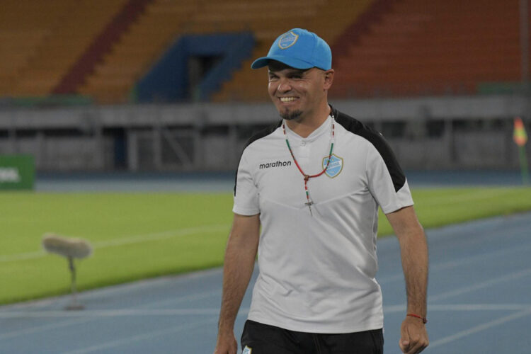 Insólito: Un entrenador renuncia y luego dirige al mismo equipo desde las graderías