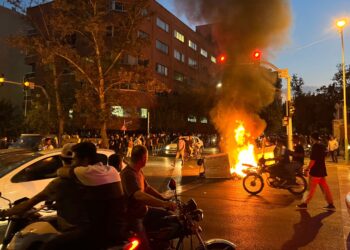Irán arresta a una periodista que cubrió el funeral de Mahsa Amini