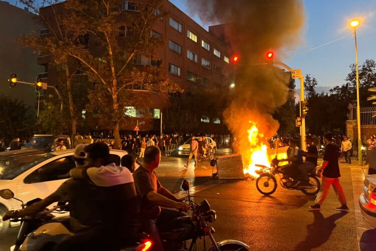 Irán arresta a una periodista que cubrió el funeral de Mahsa Amini