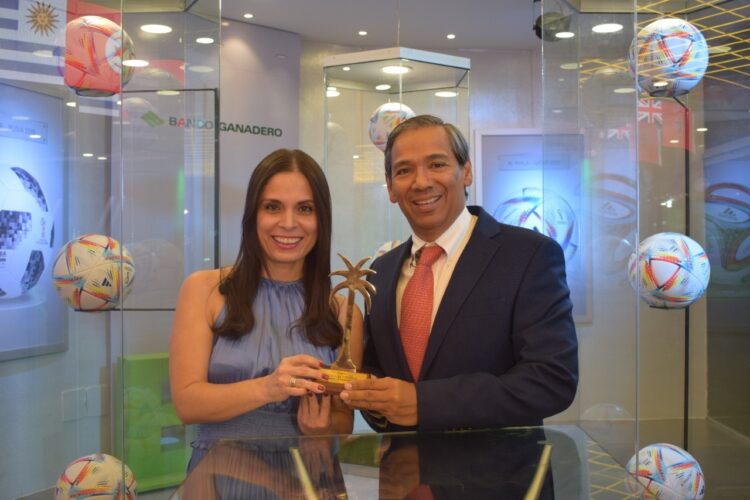 Banco Ganadero recibe la Palmera Dorada por su atención al cliente en el stand mundialero de Expocruz 2022