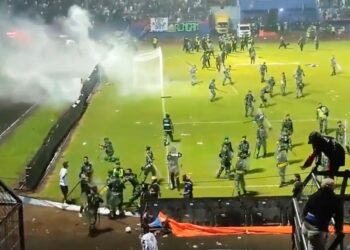 Al menos 127 muertos por violencia en partido de fútbol en Indonesia
