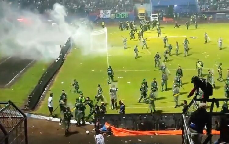 Al menos 127 muertos por violencia en partido de fútbol en Indonesia