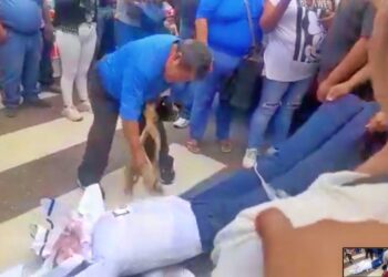 Seguidores del MAS queman muñecos de Camacho y Calvo en rechazo a amenaza de paro indefinido