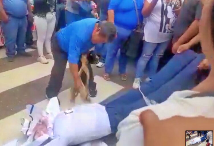 Seguidores del MAS queman muñecos de Camacho y Calvo en rechazo a amenaza de paro indefinido