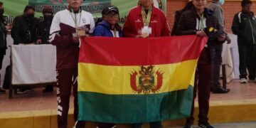 Estudiantes creadores del robot en línea piden ayuda al Gobierno para representar a Bolivia en México