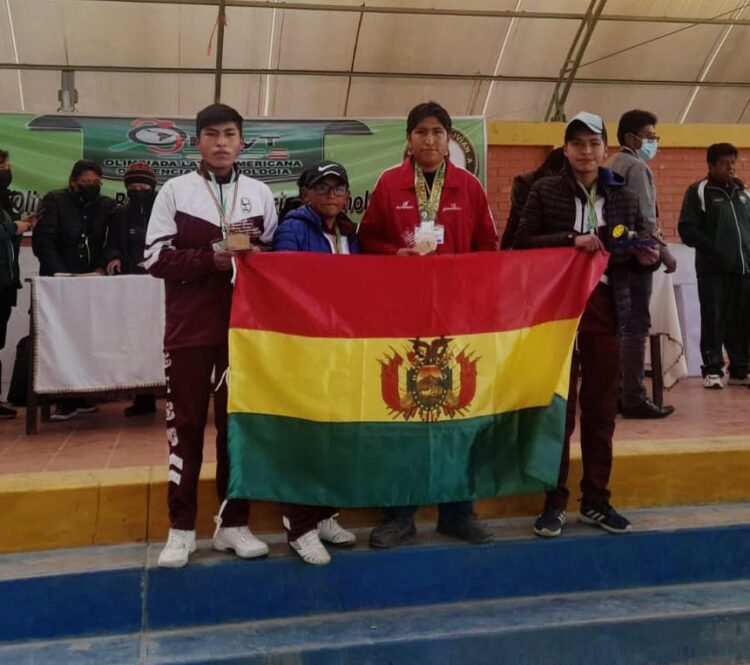 Estudiantes creadores del robot en línea piden ayuda al Gobierno para representar a Bolivia en México