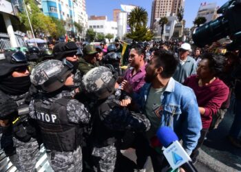 Oficialismo y oposición se acusan de dañar la democracia en sus 40 años de vigencia