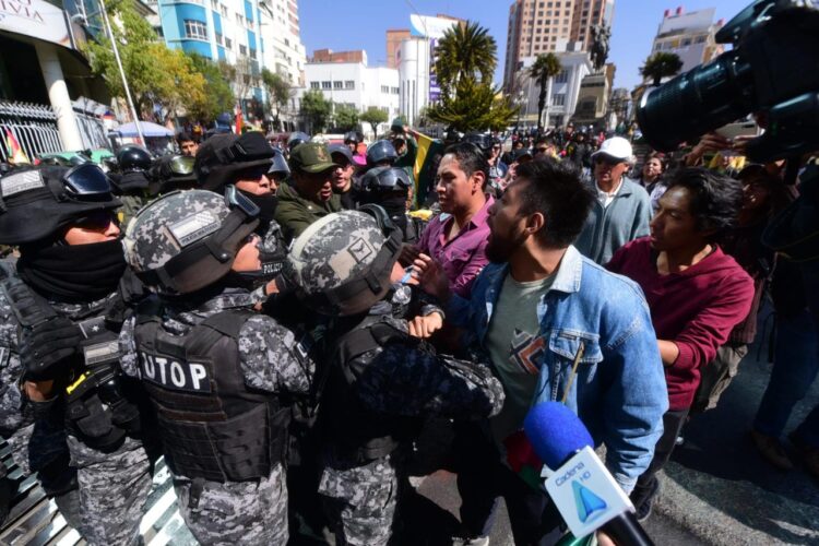 Oficialismo y oposición se acusan de dañar la democracia en sus 40 años de vigencia